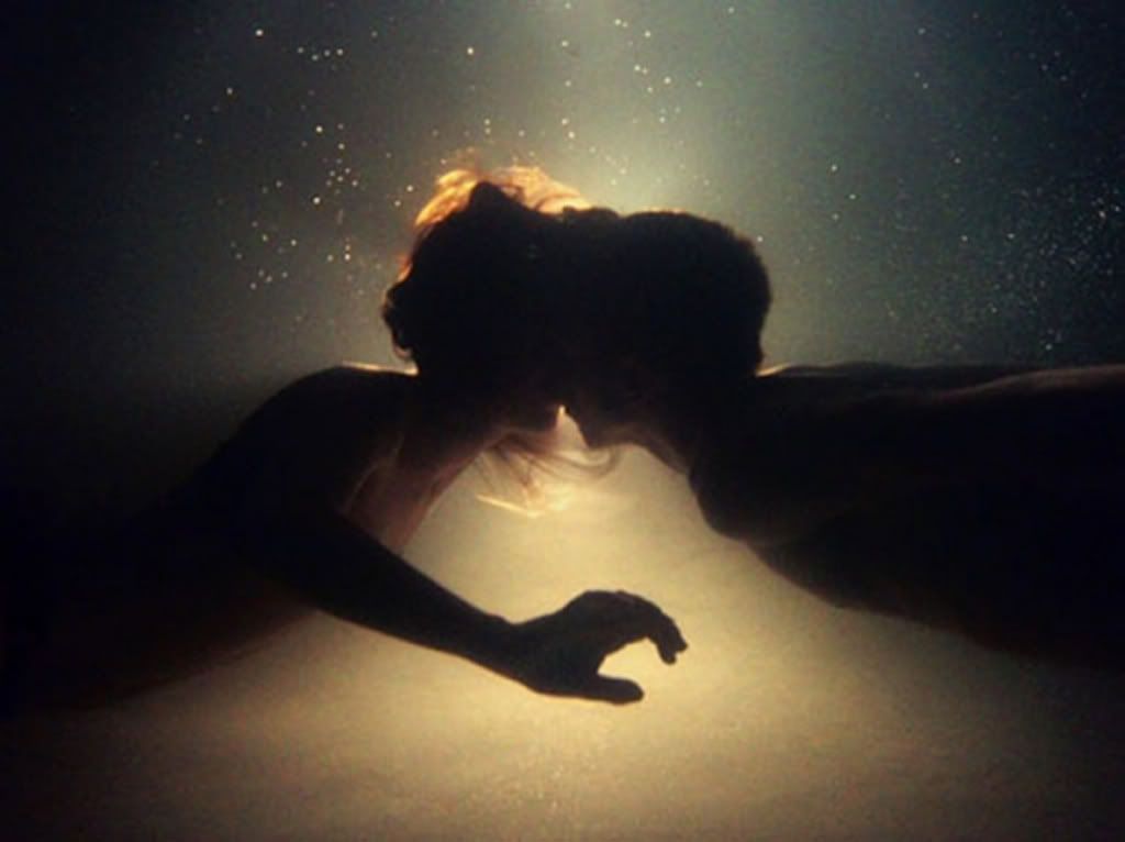 underwater kiss Pictures, Images and Photos