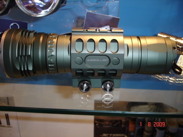 http://i699.photobucket.com/albums/vv360/funderntu/flashlights/09080423165e497f201f7a0583.jpg